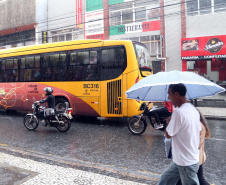 CHUVA VOLUMOSA E TEMPESTADES COM FORTES RAJADAS DE VENTO ATINGEM O PARANÁ ATÉ O FIM DE SEMANA