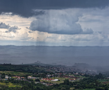 CHUVA VOLUMOSA E TEMPESTADES COM FORTES RAJADAS DE VENTO ATINGEM O PARANÁ ATÉ O FIM DE SEMANA