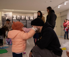MON promove atividade sobre a obra de Chiharu Shiota para bebês de 2 a 3 anos 