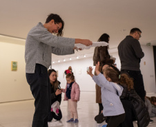 MON promove atividade sobre a obra de Chiharu Shiota para bebês de 2 a 3 anos 