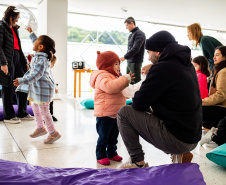 MON promove atividade sobre a obra de Chiharu Shiota para bebês de 2 a 3 anos 