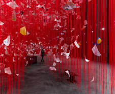 MON promove atividade sobre a obra de Chiharu Shiota para bebês de 2 a 3 anos 