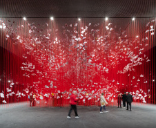 MON promove atividade sobre a obra de Chiharu Shiota para bebês de 2 a 3 anos 