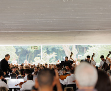 Orquestra Sinfônica do Paraná apresenta neste sábado (26) repertório que celebra a música e a cultura paranaense no Auditório do MON