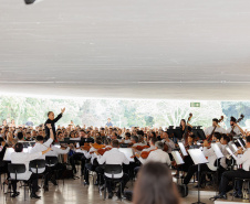 Orquestra Sinfônica do Paraná apresenta neste sábado (26) repertório que celebra a música e a cultura paranaense no Auditório do MON
