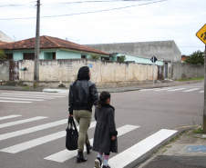 Programa do Detran-PR entrega 33,3 mil novas placas de trânsito a 167 municípios