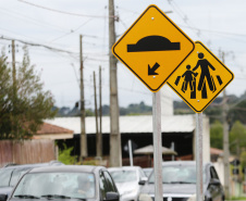 Programa do Detran-PR entrega 33,3 mil novas placas de trânsito a 167 municípios