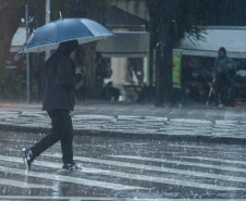 TEMPERATURAS SOBEM NO INTERIOR E CHUVA FICA MAIS INTENSA NO PARANÁ NO FERIADO