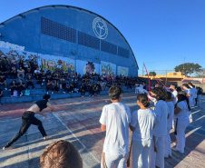 Mais de 150 estudantes da rede estadual participam de batizado e troca de cordas de projeto de capoeira em Curitiba