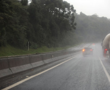 Governo do Estado monitora rodovias estaduais; chuva intensa causa deslizamento em encostas