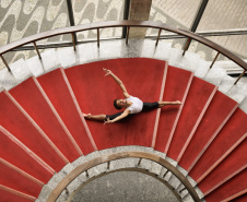 TEATRO GUAIRA - Aluno da Escola de Dança Teatro Guaíra conquista oportunidade em companhia italiana