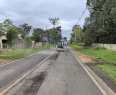 Conservação do pavimento na PR-438 entre Ponta Grossa e Fernandes Pinheiro.
