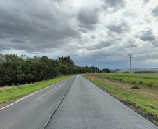 Conservação do pavimento na PR-438 entre Ponta Grossa e Fernandes Pinheiro.