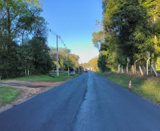 Conservação do pavimento na PR-438 entre Ponta Grossa e Fernandes Pinheiro.