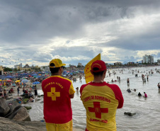 Bombeiros reforçam prevenção no Litoral durante feriado de Finados e preparam efetivo para o Verão