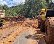 Rodovias estaduais têm trechos interditados por estragos da chuva e manutenções no Paraná