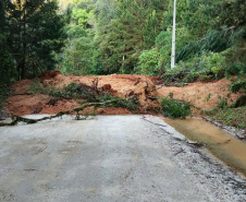 Rodovias estaduais têm trechos interditados por estragos da chuva e manutenções no Paraná