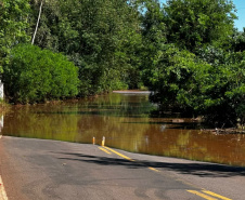Rodovias estaduais têm trechos interditados por estragos da chuva e manutenções no Paraná