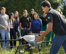 Colégios agrícolas do Paraná recebem drones para aulas práticas