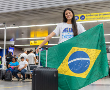 Estudante da rede estadual lança livro sobre intercâmbio na Irlanda e inspira no Dia Nacional do Livro