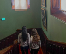 Estudante da rede estadual lança livro sobre intercâmbio na Irlanda e inspira no Dia Nacional do Livro
