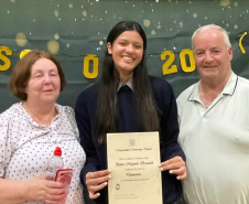 Estudante da rede estadual lança livro sobre intercâmbio na Irlanda e inspira no Dia Nacional do Livro