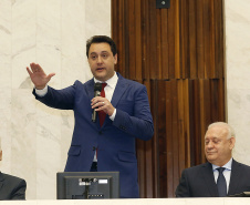 O governador Carlos Massa Ratinho Júnior tomou posse na manhã desta terça-feira (01) na Assembleia Legislativa do Paraná. O governador e o vice Darci Piana, ao lado de suas famílias, subiram a rampa da Assembleia e foram recebidos pelo presidente da Casa, deputado Ademar Traiano. Os eleitos também receberam as primeiras honras militares. - Curitiba, 01/01/2019 - Foto: Arnaldo Alves/ANPr