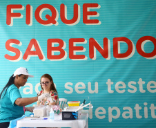 A população que aproveita a temporada no litoral paranaense pode ter acesso a serviços de saúde na areia da praia. Uma das ações da Operação Verão, do Governo do Estado, é a instalação de tendas na orla para oferecer testes rápidos de HIV, Sífilis e Hepatites B e C e aferição de pressão arterial e glicemia.  -  Litoral do Paraná, 02/01/2019  -  Foto: Jaelson Lucas/ANPr