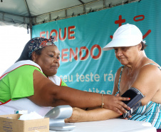 A população que aproveita a temporada no litoral paranaense pode ter acesso a serviços de saúde na areia da praia. Uma das ações da Operação Verão, do Governo do Estado, é a instalação de tendas na orla para oferecer testes rápidos de HIV, Sífilis e Hepatites B e C e aferição de pressão arterial e glicemia.  -  Litoral do Paraná, 02/01/2019  -  Foto: Jaelson Lucas/ANPr