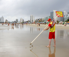 As águas das praias, represas e rios do Estado continuam com boa qualidade. De acordo com o terceiro boletim de balneabilidade do verão emitido nesta sexta-feira (04) pelo Instituto Ambiental do Paraná (IAP), dos 49 pontos monitorados semanalmente no Litoral apenas um se mantêm impróprio para banho.  Litoral do Paraná, 04/01/2019  -  Foto: Jaelson Lucas/ANPr