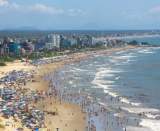As águas das praias, represas e rios do Estado continuam com boa qualidade. De acordo com o terceiro boletim de balneabilidade do verão emitido nesta sexta-feira (04) pelo Instituto Ambiental do Paraná (IAP), dos 49 pontos monitorados semanalmente no Litoral apenas um se mantêm impróprio para banho.  Litoral do Paraná, 04/01/2019  -  Foto: Jaelson Lucas/ANPr