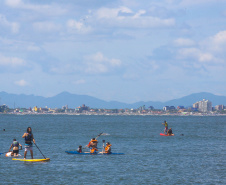 As águas das praias, represas e rios do Estado continuam com boa qualidade. De acordo com o terceiro boletim de balneabilidade do verão emitido nesta sexta-feira (04) pelo Instituto Ambiental do Paraná (IAP), dos 49 pontos monitorados semanalmente no Litoral apenas um se mantêm impróprio para banho.  Litoral do Paraná, 04/01/2019  -  Foto: Jaelson Lucas/ANPr