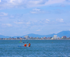 As águas das praias, represas e rios do Estado continuam com boa qualidade. De acordo com o terceiro boletim de balneabilidade do verão emitido nesta sexta-feira (04) pelo Instituto Ambiental do Paraná (IAP), dos 49 pontos monitorados semanalmente no Litoral apenas um se mantêm impróprio para banho.  Litoral do Paraná, 04/01/2019  -  Foto: Jaelson Lucas/ANPr