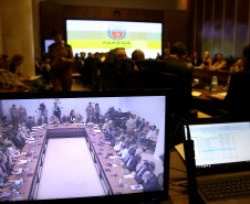 Representantes de secretárias, órgãos e autarquias envolvidas na Operação Verão 2018/2019 apresentaram nesta segunda-feira (7) ao secretário de Estado de Segurança Pública e novo coordenador da operação, Luiz Felipe Carbonell, um balanço dos números alcançados entre os dias 21 de dezembro de 2018 e 4 de janeiro deste ano, além de um resumo das atividades que estão sendo feitas. A reunião ocorreu no Palácio Iguaçu, em Curitiba.  -  Curitiba, 07/01/2019  -  Foto: Jaelson Lucas/ANPr