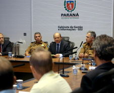 Representantes de secretárias, órgãos e autarquias envolvidas na Operação Verão 2018/2019 apresentaram nesta segunda-feira (7) ao secretário de Estado de Segurança Pública e novo coordenador da operação, Luiz Felipe Carbonell, um balanço dos números alcançados entre os dias 21 de dezembro de 2018 e 4 de janeiro deste ano, além de um resumo das atividades que estão sendo feitas. A reunião ocorreu no Palácio Iguaçu, em Curitiba.  -  Curitiba, 07/01/2019  -  Foto: Jaelson Lucas/ANPr