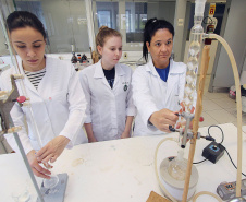 O Laboratório de Análise de Alimentos da Universidade Estadual de Londrina (UEL), que integra o Programa de Atendimento à Sociedade (PAS), desenvolve análises e pesquisas sobre produção de alimentos funcionais e nutritivos, fortalecendo a extensão universitária, bem como a geração de conhecimento. Foto: Divulgação/SETI