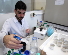 O Laboratório de Análise de Alimentos da Universidade Estadual de Londrina (UEL), que integra o Programa de Atendimento à Sociedade (PAS), desenvolve análises e pesquisas sobre produção de alimentos funcionais e nutritivos, fortalecendo a extensão universitária, bem como a geração de conhecimento. Foto: Divulgação/SETI