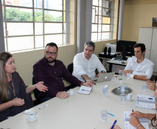 Na primeira reunião entre o secretário da Educação e do Esporte, Renato Feder, e representantes da categoria, foram tratados temas como a distribuição das aulas, a jornada de trabalho, critérios para distribuição de aulas extraordinárias e a hora-atividade. Curitiba, 08/01/2018  -  Foto: Divulgação SEED