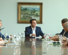 O governador Carlos Massa Ratinho Junior se reuniu nessa terça-feira (8) com a equipe que vai compor a Secretaria de Estado de Desenvolvimento Ambiental e Turismo.  -  Curitiba, 08/01/2018  -  Foto: Rodrigo Félix Leal