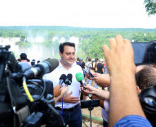 O governador Carlos Massa Ratinho Junior participou nesta quinta-feira (10), em Foz do Iguaçu, da solenidade em comemoração aos 80 anos do Parque Nacional do Iguaçu.  Considerado uma das mais belas reservas ecológicas do mundo, o Parque Nacional do Iguaçu tem 225 mil hectares e é reconhecido pela Unesco como Patrimônio Natural da Humanidade. Foz do Iguaçu,10/01/2018 Foto:Jaelson Lucas / ANPr