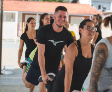 As ações esportivas realizadas pela Secretaria da Educação e do Esporte voltam às areias do litoral paranaense durante a Operação Verão Paraná 2019. O projeto, integrante das realizações do Governo do Estado, tem início nesta sexta-feira (11), incentivando a prática de atividades físicas e de lazer a fim de promover a saúde, o bem estar e a integração social dos veranistas e moradores locais.Foto: Thiago Chas
