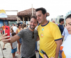 O governador Carlos Massa Ratinho Junior, caminhou na Orla de Matinhos e participou do lançamento das atividades esportivas na Operação Verão Paraná, com o Jogo dos Atletas, na arena multiuso. Foto: Rodrigo Felix Leal/ANPR