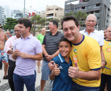 O governador Carlos Massa Ratinho Junior, caminhou na Orla de Matinhos e participou do lançamento das atividades esportivas na Operação Verão Paraná, com o Jogo dos Atletas, na arena multiuso. Foto: Rodrigo Felix Leal/ANPR