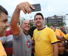 O governador Carlos Massa Ratinho Junior, caminhou na Orla de Matinhos e participou do lançamento das atividades esportivas na Operação Verão Paraná, com o Jogo dos Atletas, na arena multiuso. Foto: Rodrigo Felix Leal/ANPR