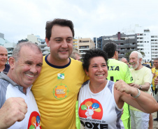 O governador Carlos Massa Ratinho Junior, caminhou na Orla de Matinhos e participou do lançamento das atividades esportivas na Operação Verão Paraná, com o Jogo dos Atletas, na arena multiuso. Foto: Rodrigo Felix Leal/ANPR