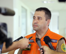 O governador Carlos Massa Ratinho Júnior visitou nesta segunda-feira (14) a estrutura da Coordenadoria Estadual de Proteção e Defesa Civil do Paraná. O órgão, localizado no Palácio Araucária, em Curitiba, faz o monitoramento dos eventos climáticos que ocorrem no Estado por meio do Centro Estadual de Gerenciamento de Riscos e Desastres (Cegerd). Na foto,  o coordenador executivo de Proteção e de Defesa Civil, major Adriano de Mello.  -  Curitiba, 14/01/2019  - Foto: José Fernando Ogura/ANPr
