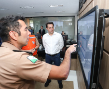 O governador Carlos Massa Ratinho Júnior visitou nesta segunda-feira (14) a estrutura da Coordenadoria Estadual de Proteção e Defesa Civil do Paraná. O órgão, localizado no Palácio Araucária, em Curitiba, faz o monitoramento dos eventos climáticos que ocorrem no Estado por meio do Centro Estadual de Gerenciamento de Riscos e Desastres (Cegerd). - Curitiba, 14/01/2019 - Foto: Rodrigo Félix Leal/ANPr