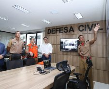 O governador Carlos Massa Ratinho Júnior visitou nesta segunda-feira (14) a estrutura da Coordenadoria Estadual de Proteção e Defesa Civil do Paraná. O órgão, localizado no Palácio Araucária, em Curitiba, faz o monitoramento dos eventos climáticos que ocorrem no Estado por meio do Centro Estadual de Gerenciamento de Riscos e Desastres (Cegerd). - Curitiba, 14/01/2019 - Foto: Rodrigo Félix Leal/ANPr