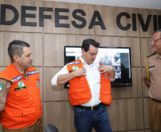 O governador Carlos Massa Ratinho Júnior visitou nesta segunda-feira (14) a estrutura da Coordenadoria Estadual de Proteção e Defesa Civil do Paraná. O órgão, localizado no Palácio Araucária, em Curitiba, faz o monitoramento dos eventos climáticos que ocorrem no Estado por meio do Centro Estadual de Gerenciamento de Riscos e Desastres (Cegerd). - Curitiba, 14/01/2019 - Foto: Rodrigo Félix Leal/ANPr