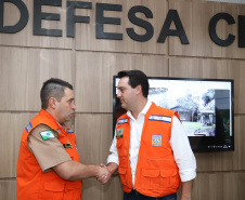 O governador Carlos Massa Ratinho Júnior visitou nesta segunda-feira (14) a estrutura da Coordenadoria Estadual de Proteção e Defesa Civil do Paraná. O órgão, localizado no Palácio Araucária, em Curitiba, faz o monitoramento dos eventos climáticos que ocorrem no Estado por meio do Centro Estadual de Gerenciamento de Riscos e Desastres (Cegerd). - Curitiba, 14/01/2019 - Foto: Rodrigo Félix Leal/ANPr